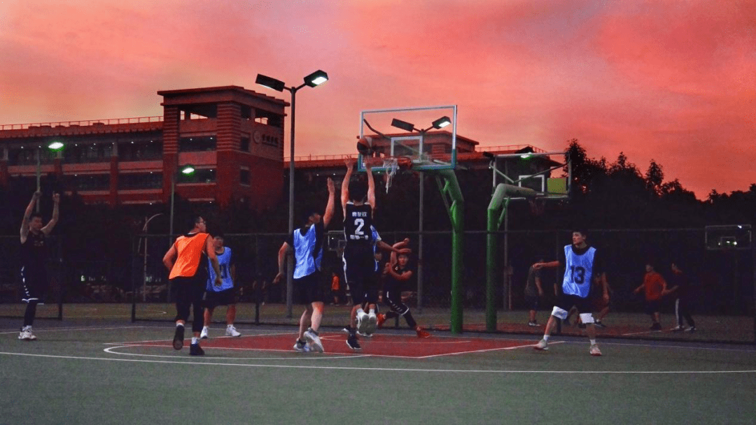 东校园里打篮球的同学们(摄影:李昱莹)▲深圳校区操场上晨跑的同学