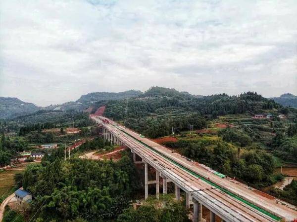 发中国铁建大内高速公路项目部介绍,和尚湾大桥位于重庆市荣昌区铜鼓