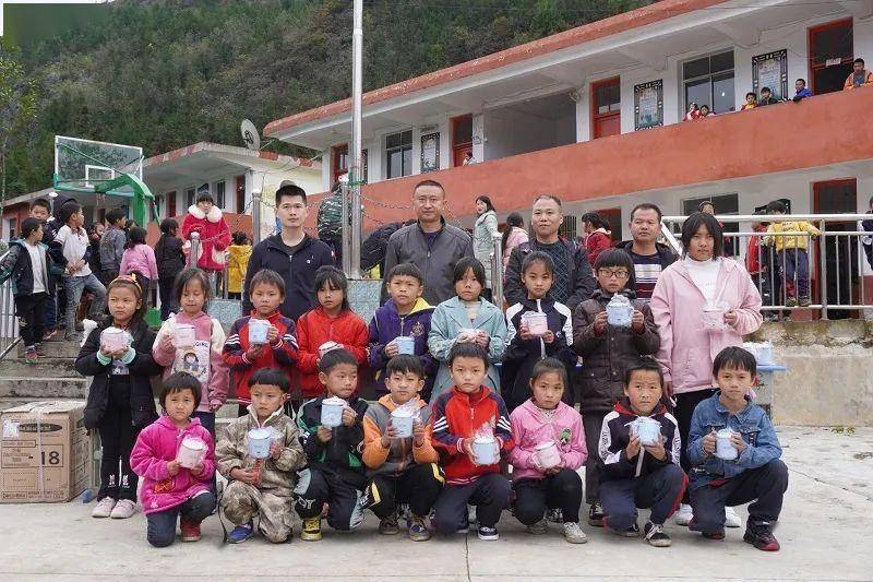 我们喝上干净的热水啦普安县辣子树村200多名小学生喝上干净热水暖心