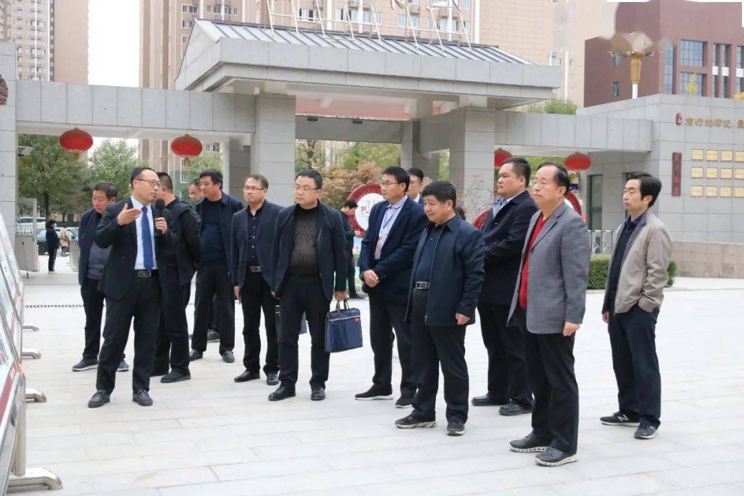 督学闵渭安,市教育局督察主任王军,临渭区教育局副局长乔丰年的陪同下