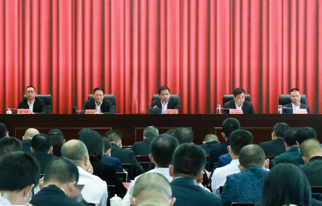 市委副书记,市长徐建兵对各地工作情况作点评.