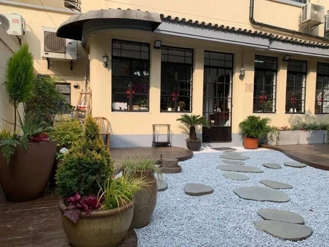 淮海中路上的上方花园(原名沙发花园)是1937-1945年建造的老洋房区