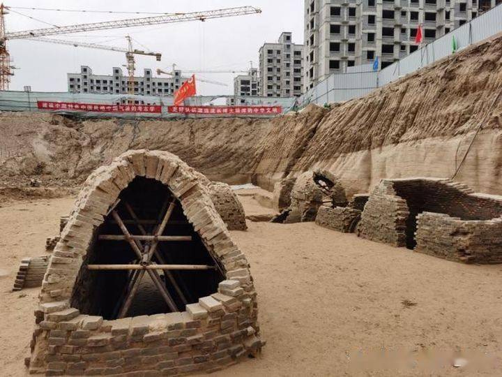 德州一工地施工,竟意外发现了东汉墓葬,墓门和墓室内有彩绘壁画