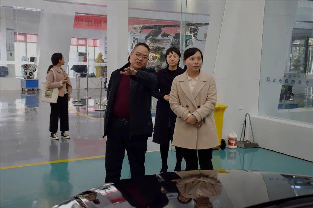参观考察期间,刘丽丽县长一行实地参观了北方智慧新能源汽车教具生产