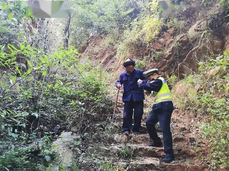 暖心事丨耄耋老人躺高速交警温情救助护送回家