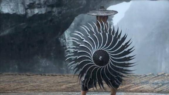 影邓超的武器真是太豪横了竟然是用刀做成的伞也太帅了