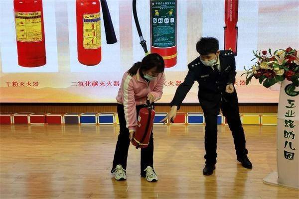 藁城區工業路幼兒園開展消防安全知識培訓及應急疏散演練