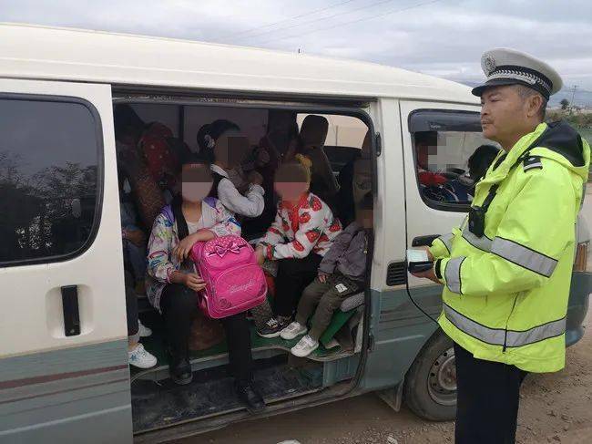 通海面包车变校车9座面包车载21名学生被查