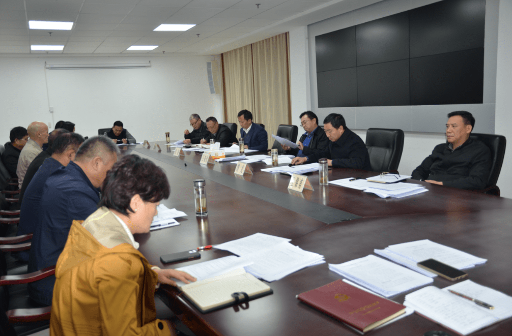 市政府副秘书长,市信访局党组书记,信访局长王晓松主持会议并讲话.