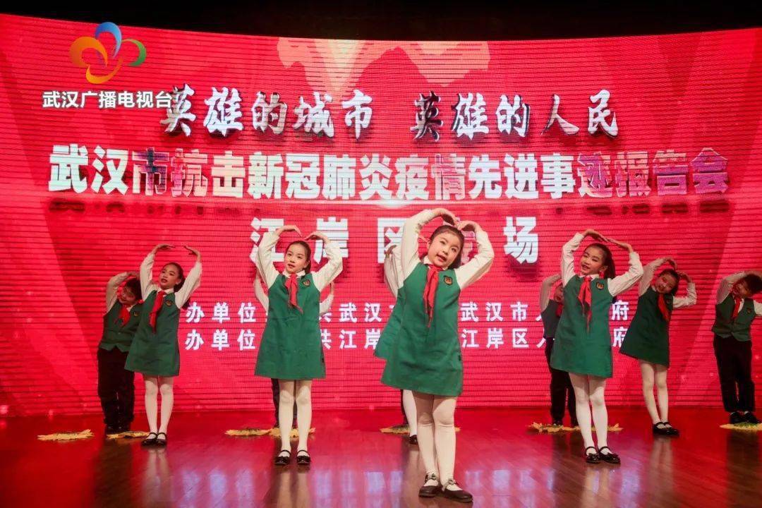 育才第二小学同学们真情演绎的手语舞《听我说谢谢你》,表达了江岸区