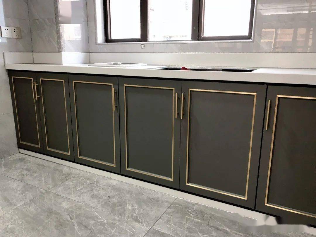 定制了"l"字型的橱柜,橱柜的柜门加了金属线条,非常时尚,而且看着都很