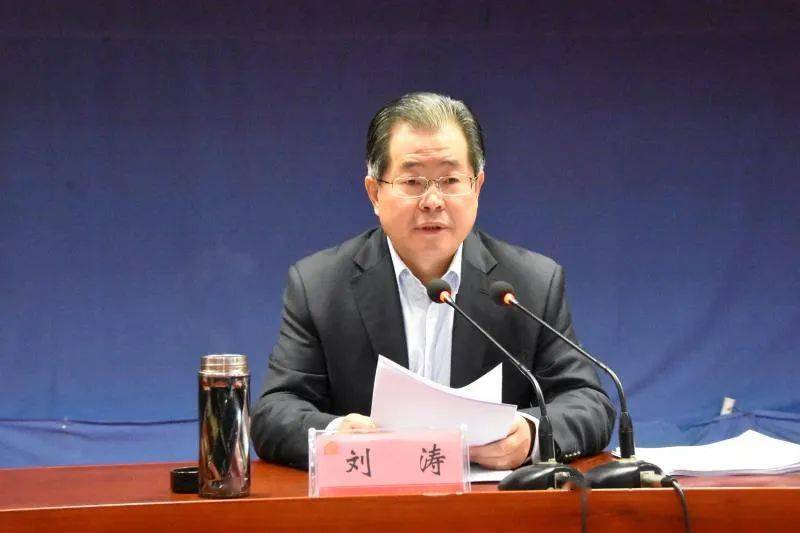 11月4日,县委书记刘涛主持召开县委常委会(扩大)会议,传达学习党的