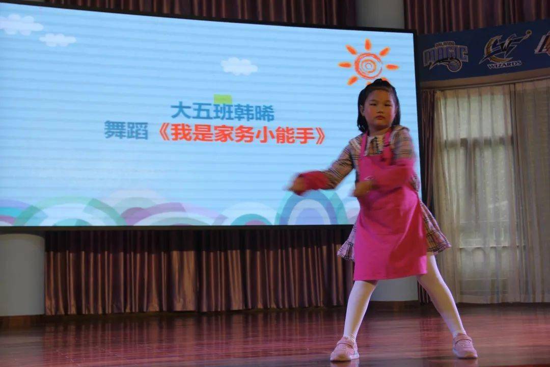 优美的舞蹈动作动作轻灵而有神韵,一颦一笑都是童真童趣.