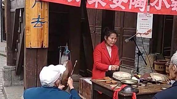川剧座唱女司鼓技艺高超