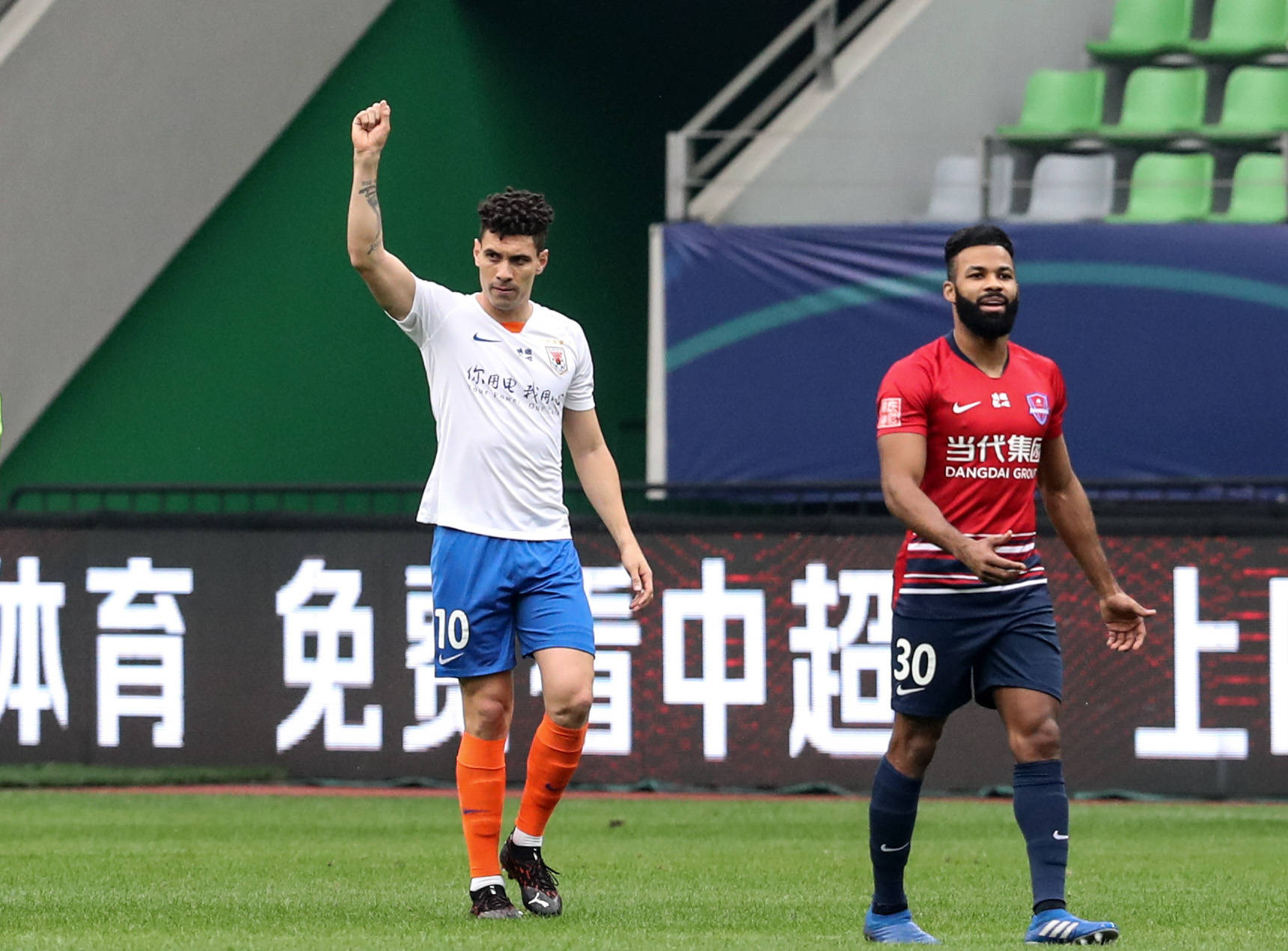 足球中超重庆当代对阵山东鲁能泰山