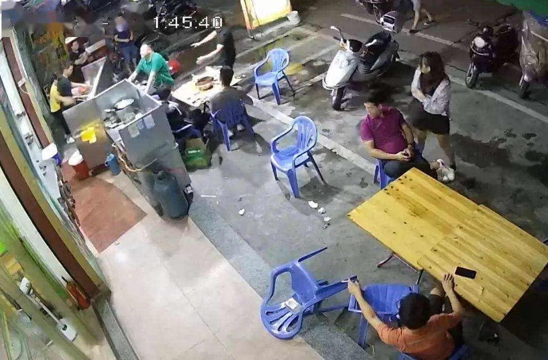 海丰梅陇两男子发酒疯打砸宵夜店被拘留