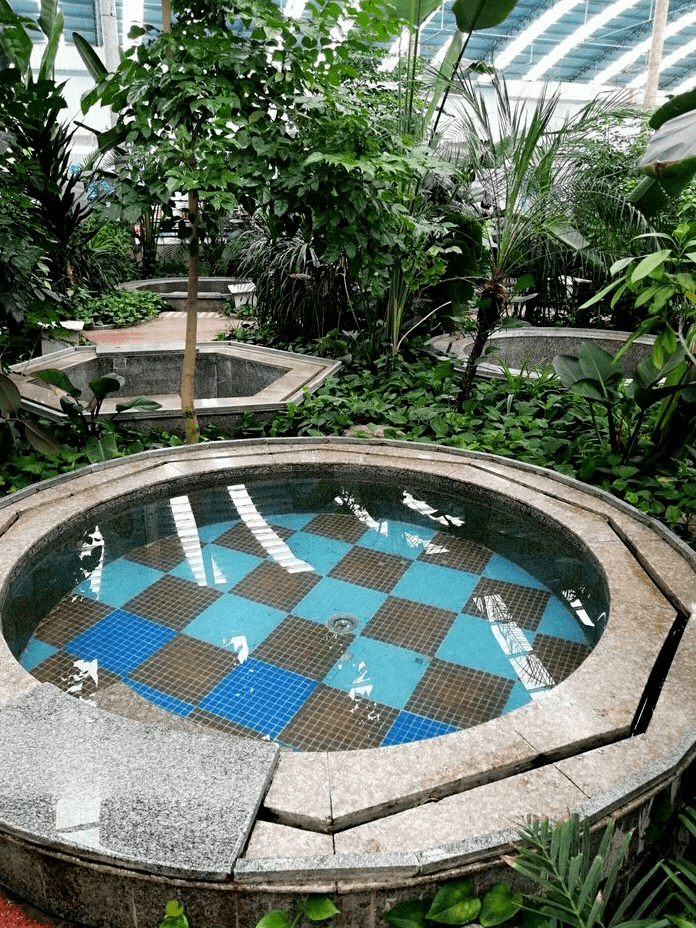 在60多度取自地下2000余米深的千年古水天乙温泉的泉水天乙温泉地址