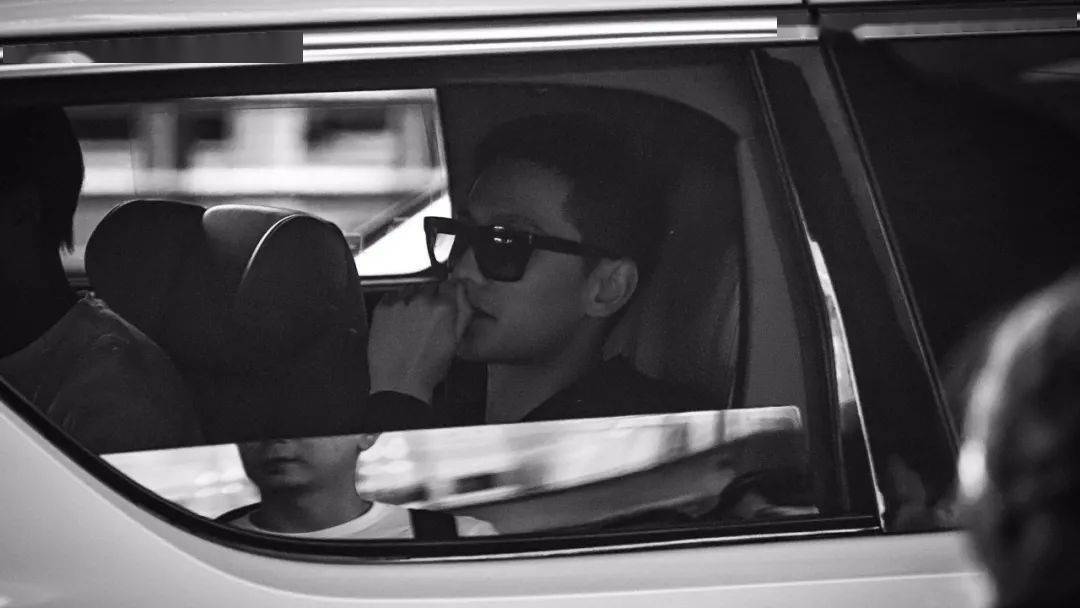 杨洋的车窗照 精致贵气,故事感满满  已经脑补出一场大戏了