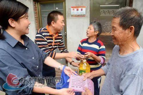 近日,南豐縣醫保局工作人員來到定點幫扶貧困村琴城鎮艾源村,開 