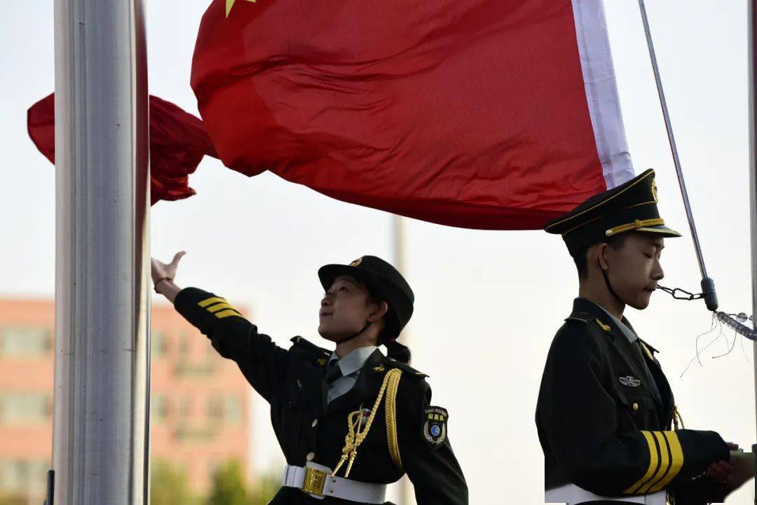 他们是栾武路3号最靓的"仔"!_国旗护卫队