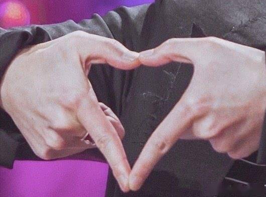 华晨宇花式比心又出新品最美好的寓意一起送给火星人