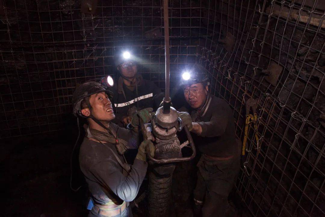 关注致敬最可爱的煤矿工人