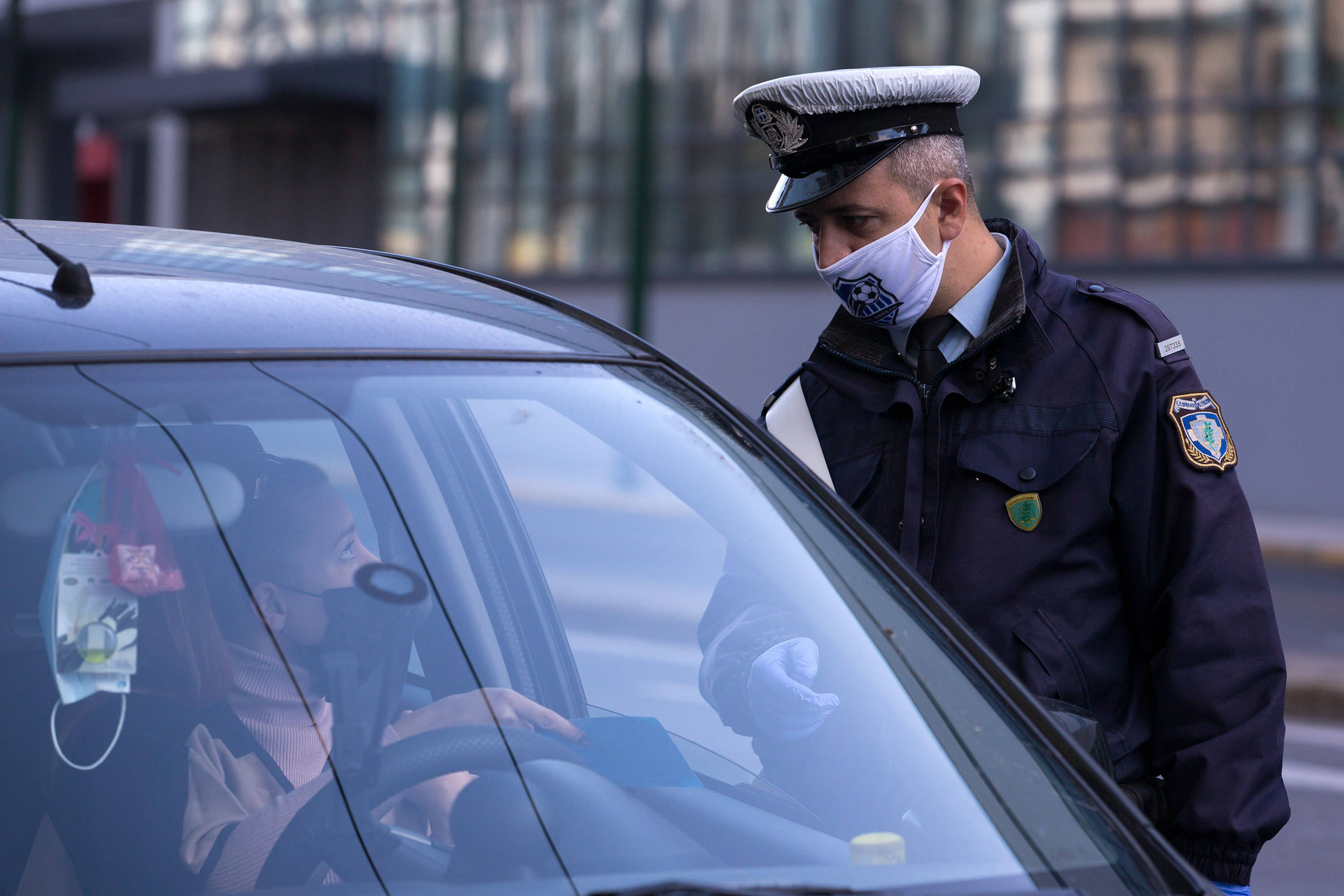 新华社照片,雅典,2020年11月7日11月7日,在希腊雅典,一名警察拦停车辆