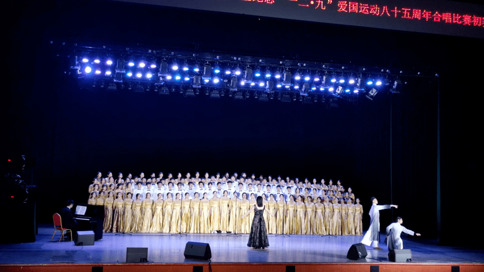 完美融合师范学院合唱团的演唱,配合指挥和学生会干事为舞台与演出