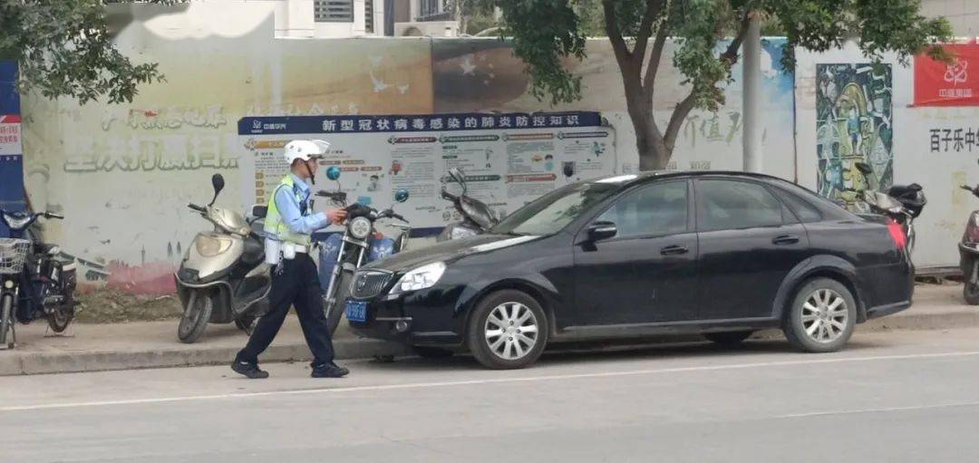 提升道路通行率;在环城路与元华路红绿灯路口,加大对二轮摩托车不佩戴