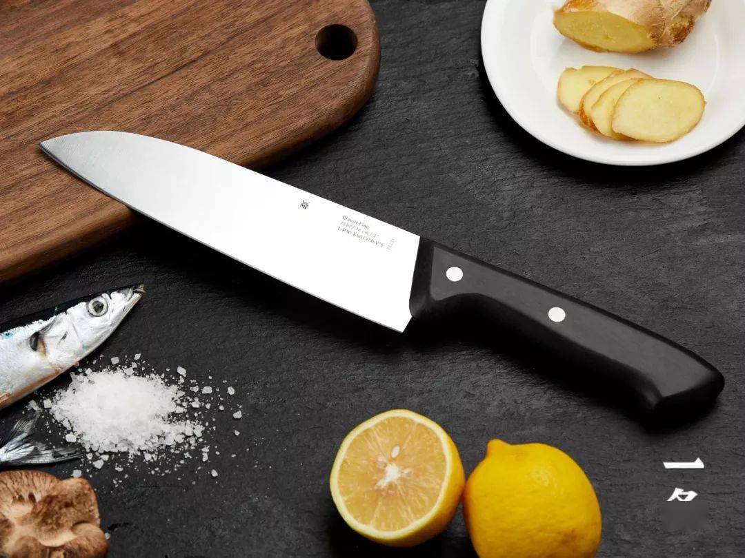 三德刀的名字反映了这款刀的多功能性,相比中式菜刀,它体型更小巧