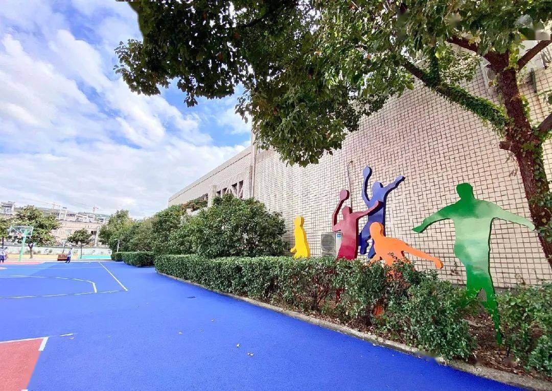 和风徐徐,暖意融融,在阳光的装点下,长江中学的校园被镀上了一层迷人