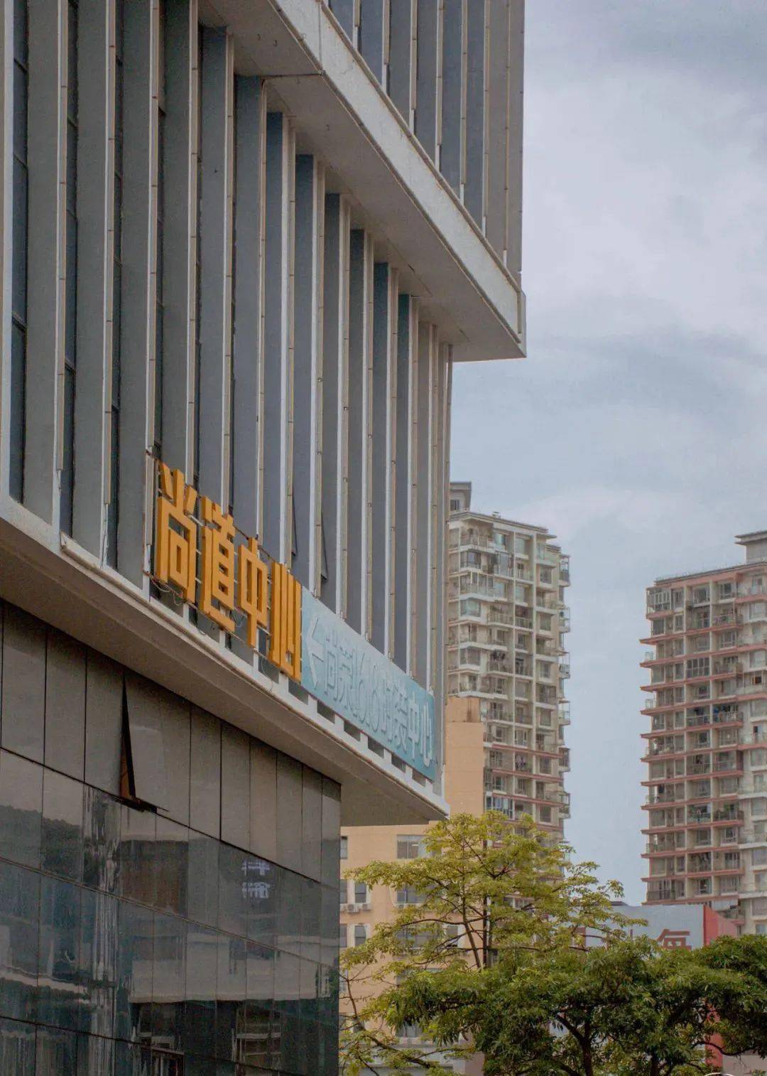 深圳人的"时尚衣帽间",就藏在地铁9号线的车厢里_南油
