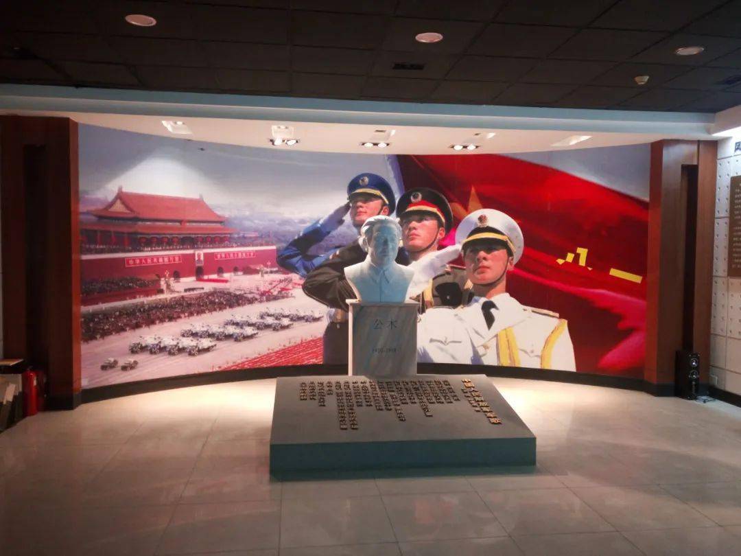 公木纪念馆面积280平方米,设展柜21个,展出照片127张,陈列展品150件