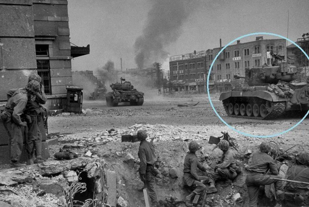 ▼美军密苏里号战列舰炮轰北朝鲜清津市▼1951年4月,美军使用火焰喷射