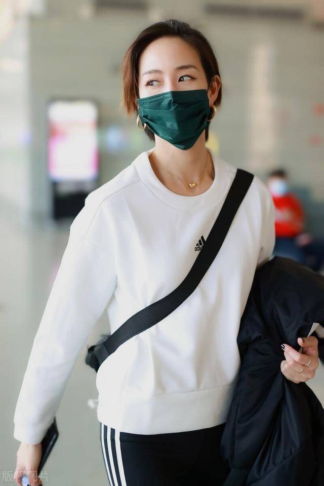 张钧甯现身机场,一袭运动装搭配元气满满,眉清目秀惹人爱_口罩