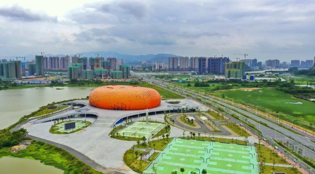四会人民广场 (何洪锋 摄)2019年,四会地区生产总值增长6.