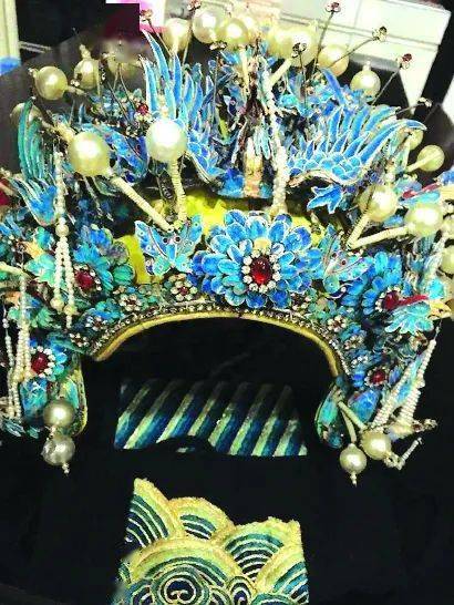 梅兰芳先生送的点翠凤冠在采访过程中,马金凤先生非常感激上海和