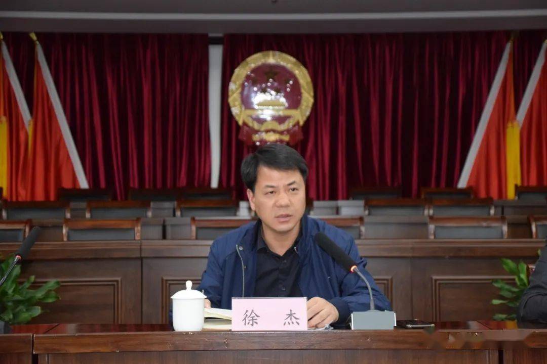 镇长杨君宝围绕脱贫攻坚,消防安全与安全生产,人口普查,重点工程建设