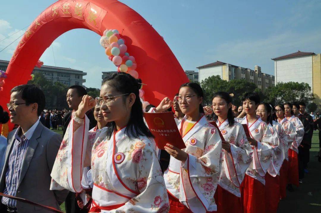 前两天,樟树中学在学校操场隆重举办了第六届高三学生成人礼,你看了吗