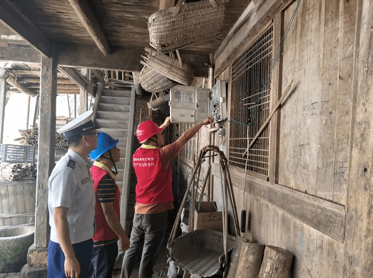 泰順消防,供電聯合對老舊民房電氣線路改造情況進行復查.