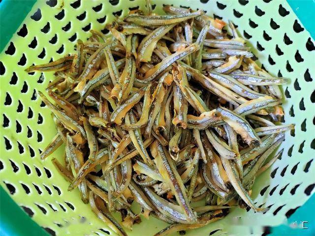 【第一步】:我这次是在超市里买的是带头的毛毛鱼,一小盒就是一斤