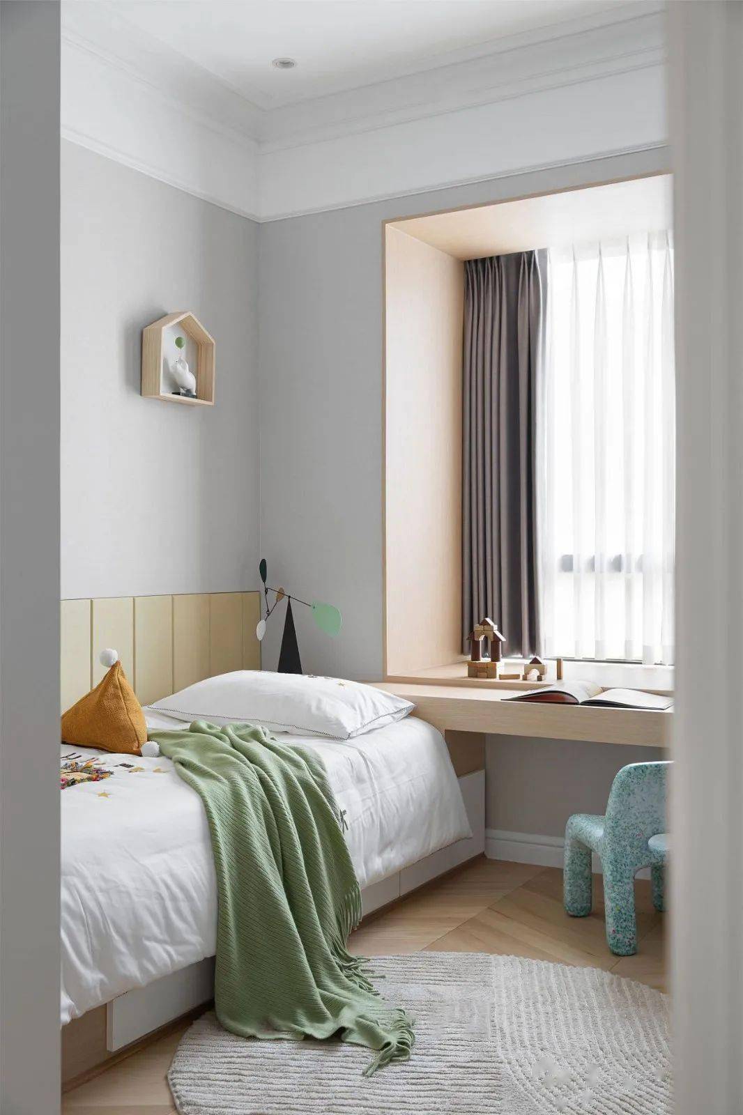 简约莺牌艺术墙布灰色清新风格,配上白色飘逸纱窗,在微风吹过的时候