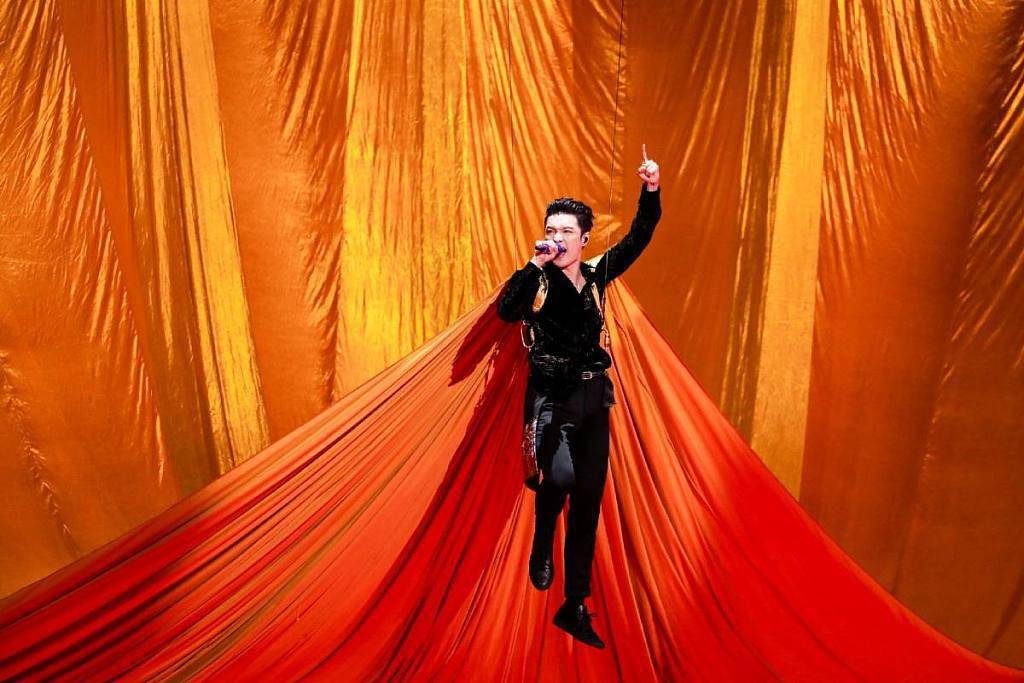 张艺兴吊威亚登台.