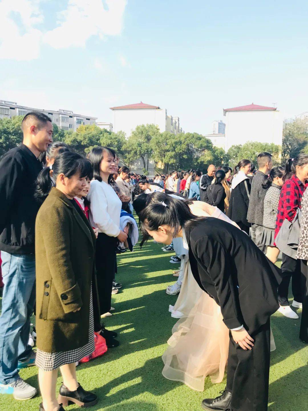 前两天樟树中学在学校操场隆重举办了第六届高三学生成人礼你看了吗