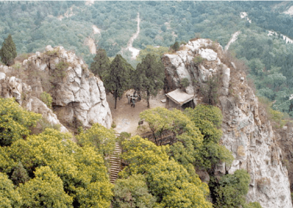 鷲峰坐落在北安河村西3公里的陽臺山山腰處,海拔465米,遠望鷲峰,其