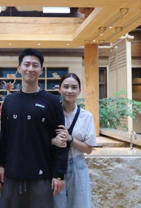 窦骁携女友何超莲穿情侣装大撒狗粮两人颜值爆棚郎才女貌