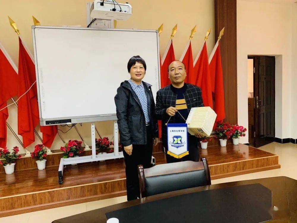 老师们聆听了学校的法制特色教育的开展情况,并参观了马关县学生法制