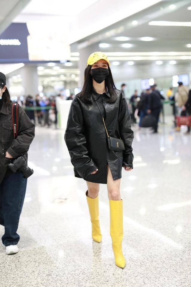 王智穿搭黑色皮衣搭配长靴现身机场头戴黄色棒球帽呆萌可爱