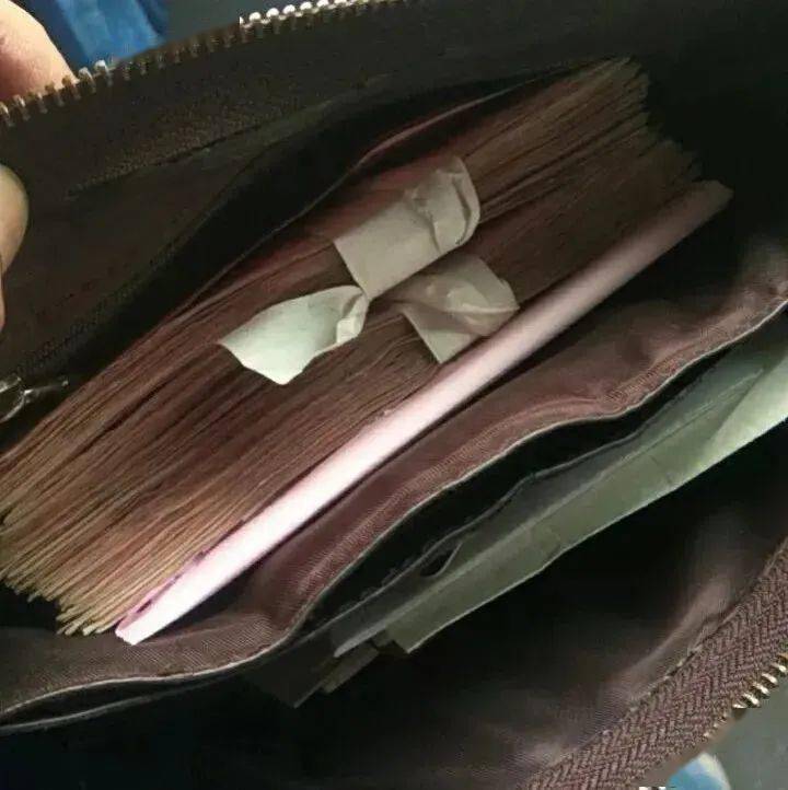 两万多元现金及证件完璧归赵驾驶员张华民翟文德将现金交还给学生失主