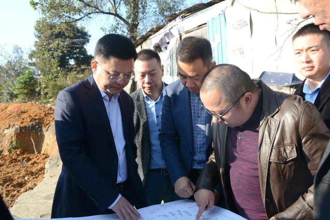 县委书记梁铮到金沙酒业现场办公时强调:加强协作配合解决困难问题